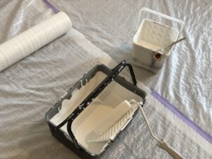 静岡市の外壁塗装で使用する塗料とローラーの様子