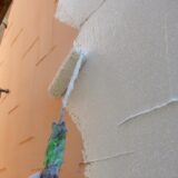 外壁や屋根の色ムラや塗膜の剥がれを防止するには3回塗りが基本！