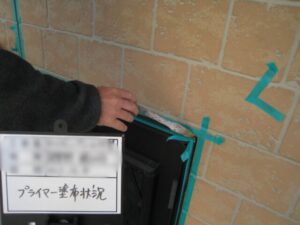 新しいシーリング材を密着させるため、目地部分にプライマーを丁寧に塗布している様子