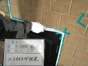 打ち込んだシーリング材をヘラで整え、滑らかに仕上げている静岡市O様邸の施工写真