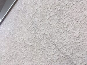 外壁に発生したヘアークラック(細いひび割れ)の様子