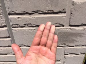 外壁を触ると白い粉が付くチョーキング現象の状態