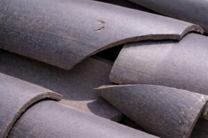 瓦のズレにより隙間ができた屋根の状態