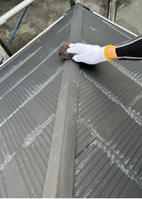 静岡市のアパート屋根でケレン作業を行っている様子